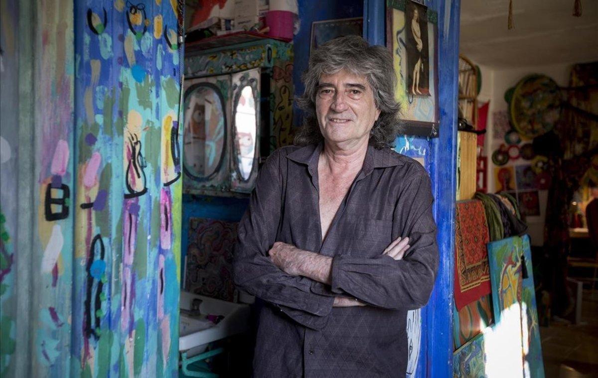 Joan Vinuesa, en su colorida casa-estudio del barrio de la Ribera.