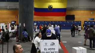 Miles de ecuatorianos votan con normalidad en España en la segunda vuelta de las elecciones presidenciales