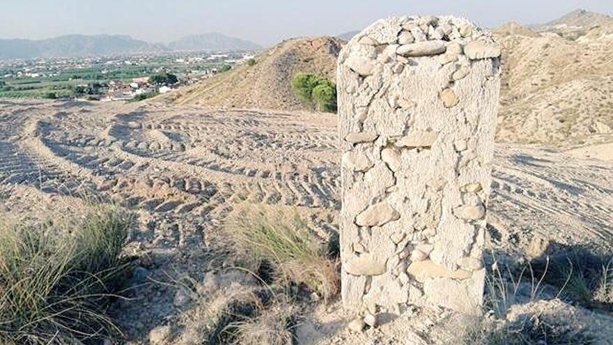 Huellas de la maquinaria pesada que está trabajando en el entorno protegido del Castillo de Tabala, donde los vecinos dicen que ha desaparecido el aljibe.