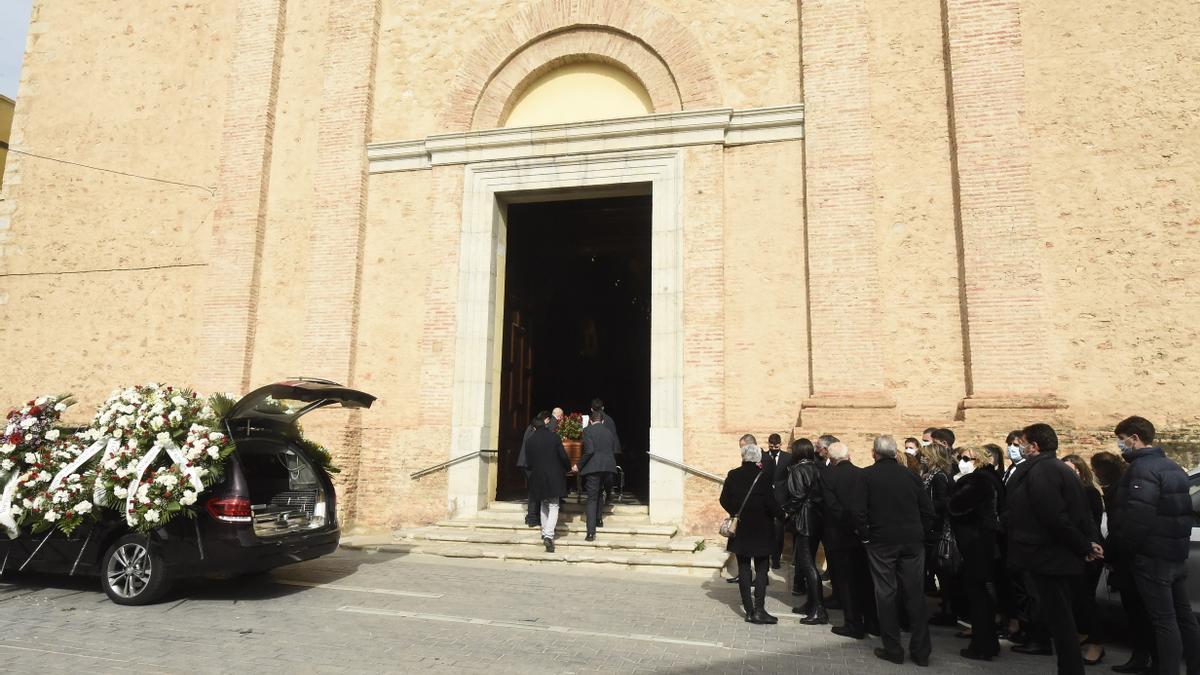 Momento en el que entraban el féretro a la parroquia de la Natividad, este lunes por la tarde.