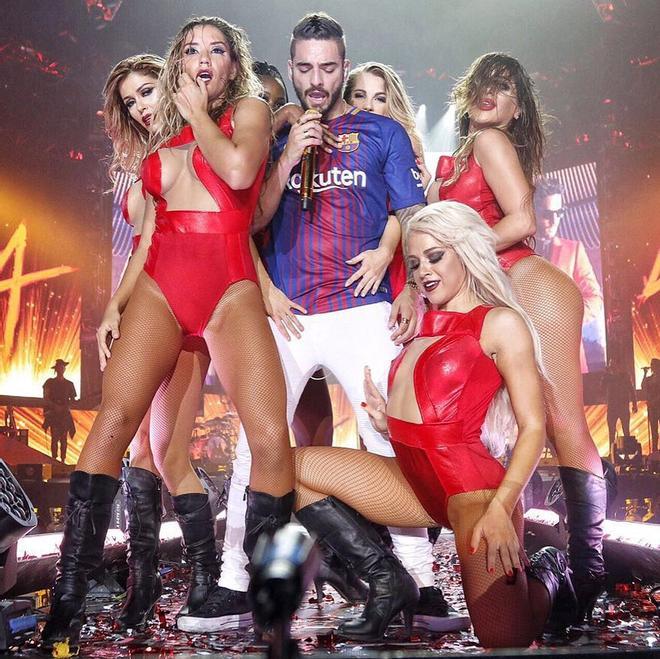 Maluma rodeadísimo en su concierto en Barcelona
