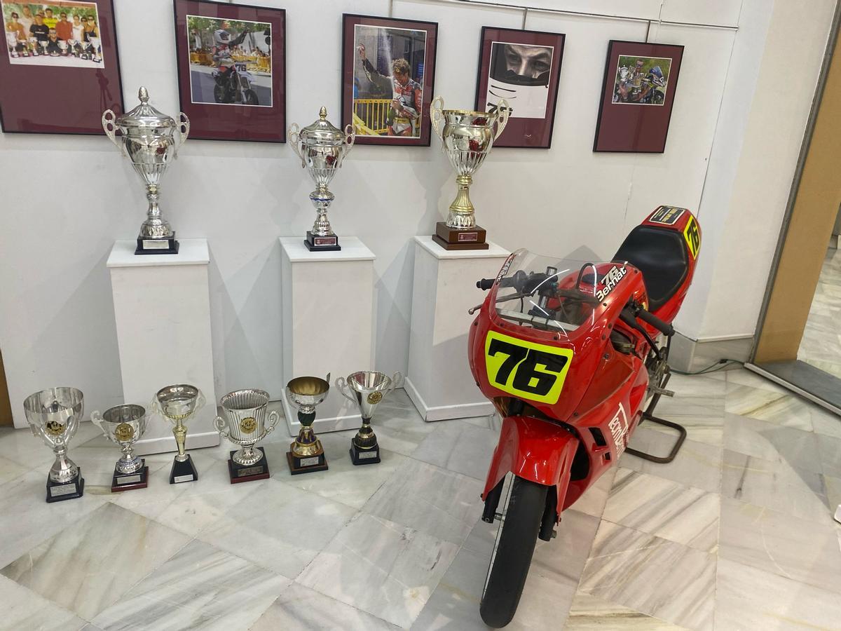 Moto y trofeos conseguidos por Bernat Martínez que se exhiben en la muestra en Xàtiva.