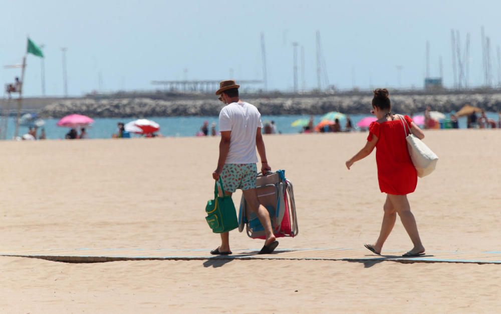 Primer día tras el estado de alarma: playas, centros comerciales y vuelos en Manises