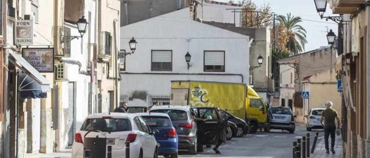 La entrada a la calle de Benimagrell alberga numerosos negocios conocidos por los vecinos de Sant Joan d&#039;Alacant.