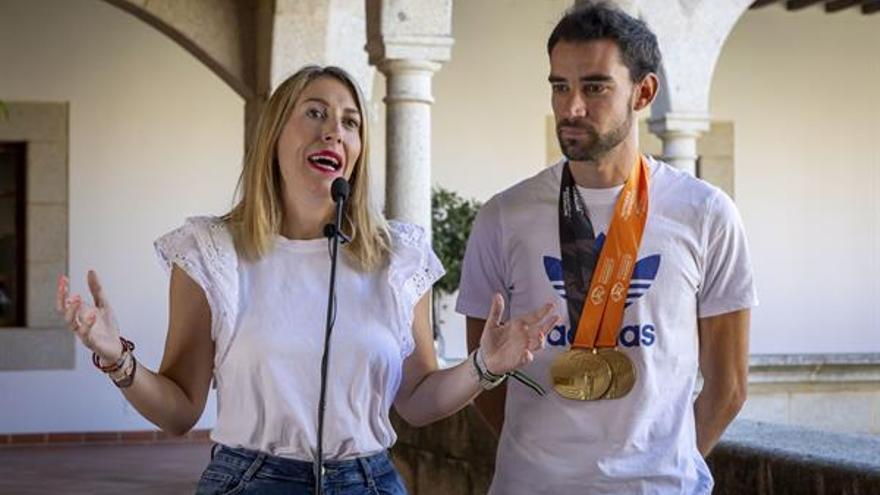 Guardiola recibe al doble campeón mundial Álvaro Martín.