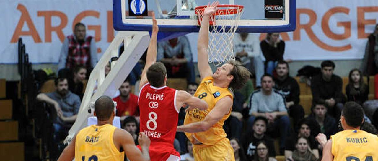 Brad Newley trata de frenar un lanzamiento de Fran Pilepic, del Cedevita, durante el partido de ayer.