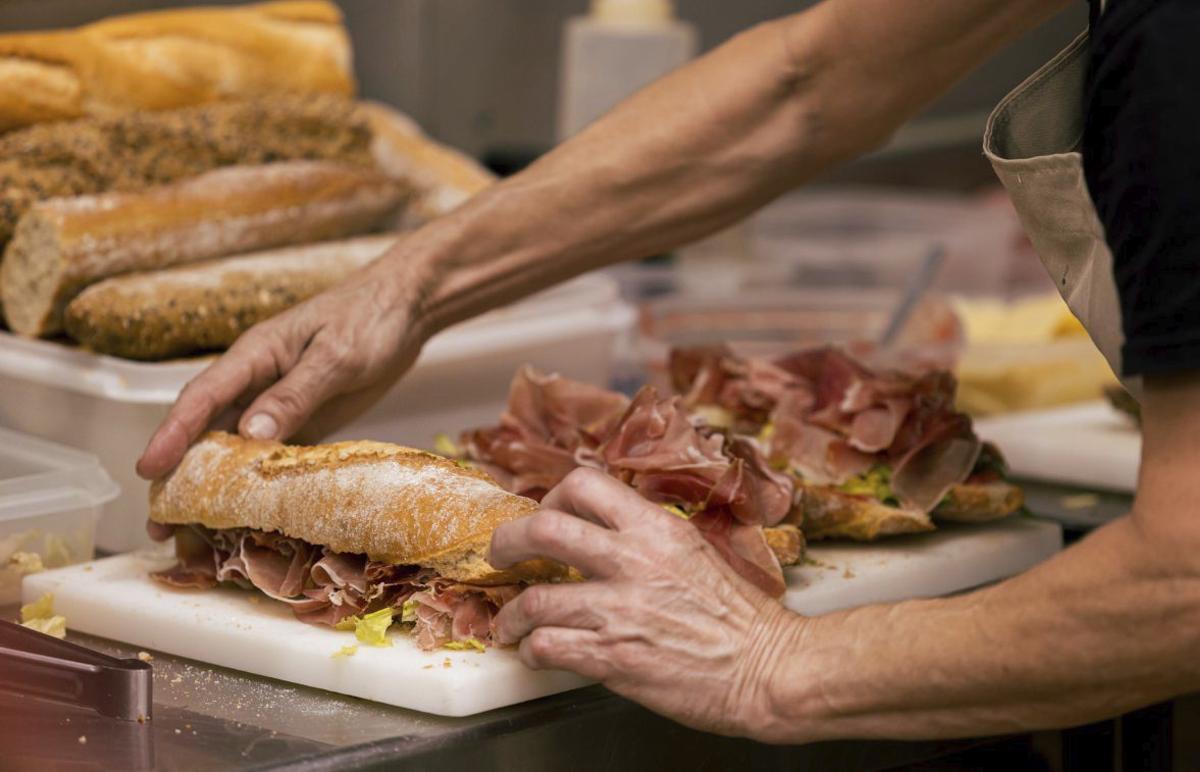 En todos los supermercados SAVIDA preparan bocadillos al momento. | JUAN F. TUR