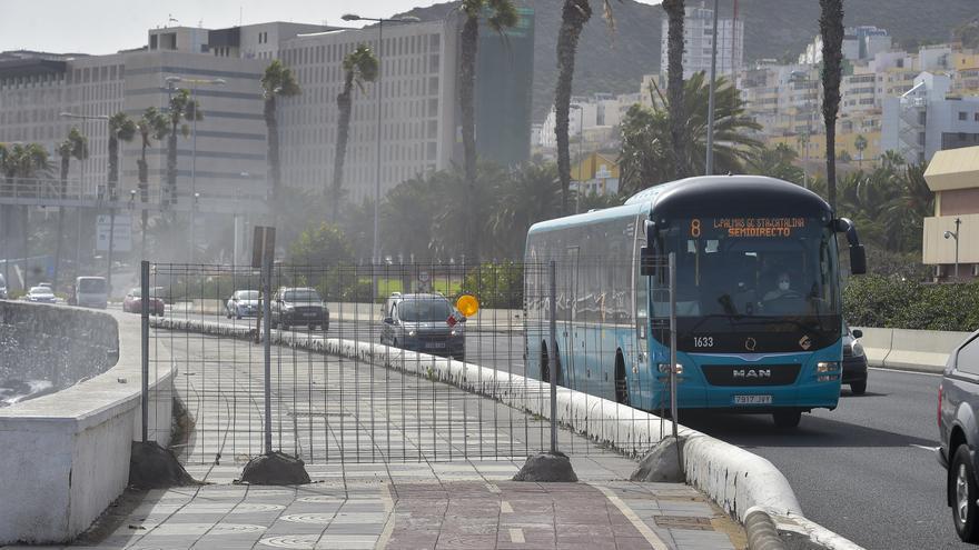 Paseo marítimo cortado al tránsito de personas, a la altura del Hospital Insular