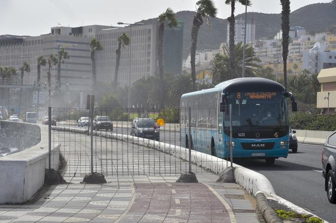 Paseo marítimo cortado al tránsito de personas, a la altura del Hospital Insular