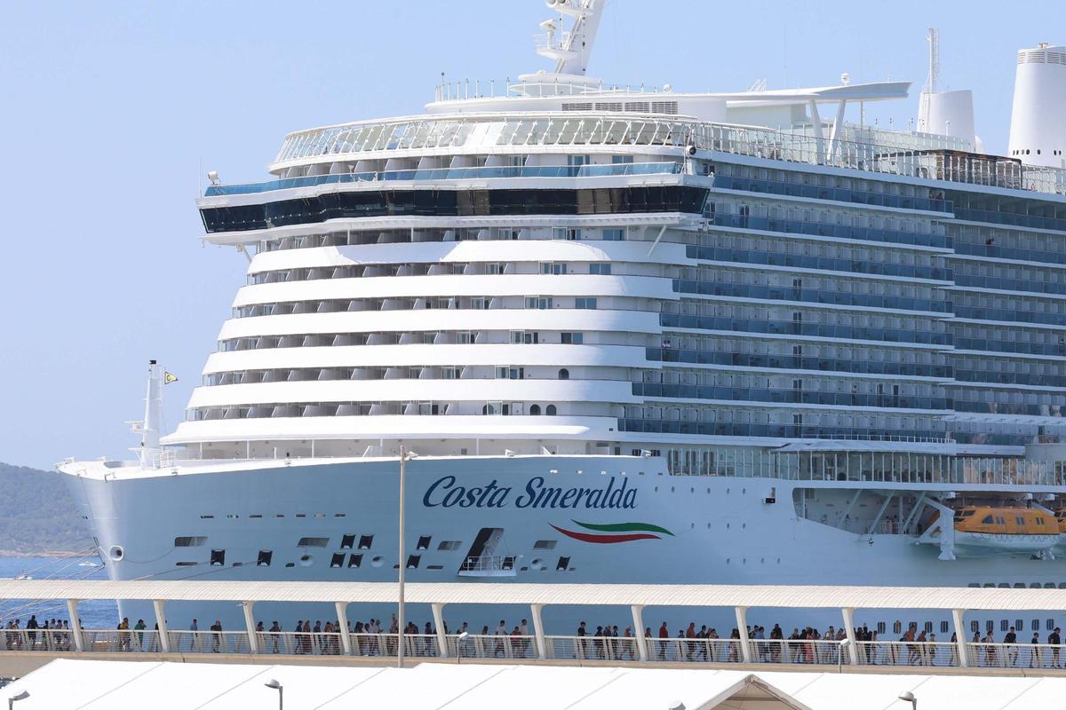 Tres cruceros coinciden en el puerto de Ibiza