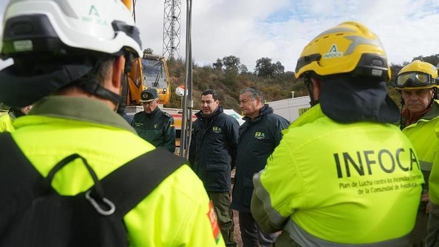 El presidente de la Junta visita la zona cero del accidente de Adamuz