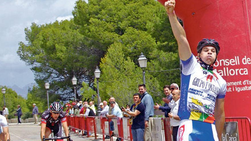 El sub 23 menorquín Rubén Sánchez celebra su triunfo en el Castell de Bellver por delante de Alberto Muntaner y Rafel Miralles.