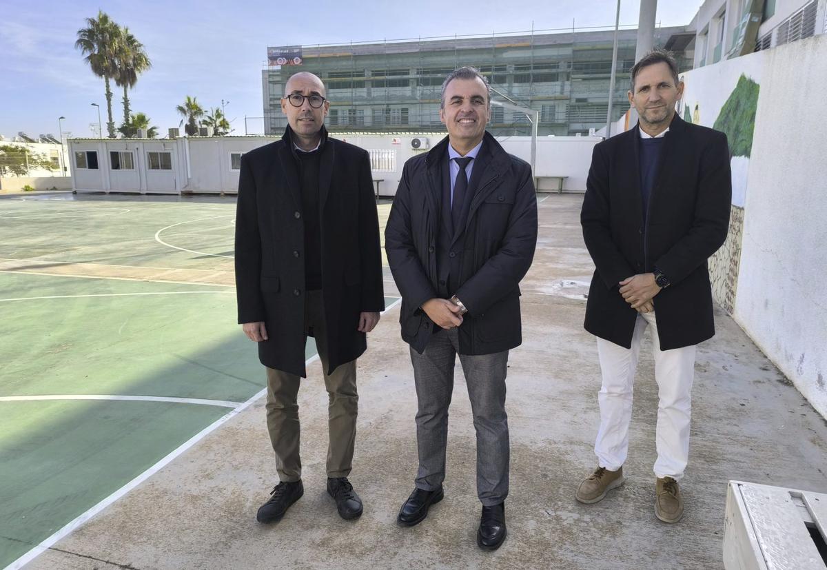 Óscar Portas, Antonio Vera y Juan Álvarez, a su llegada al instituto de Formentera.