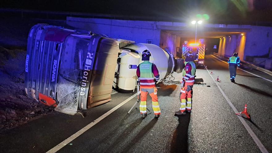 El vuelco de una hormigonera en la LZ-2 deja un herido y obliga a cerrar el acceso al Aeropuerto de Lanzarote desde Arrecife
