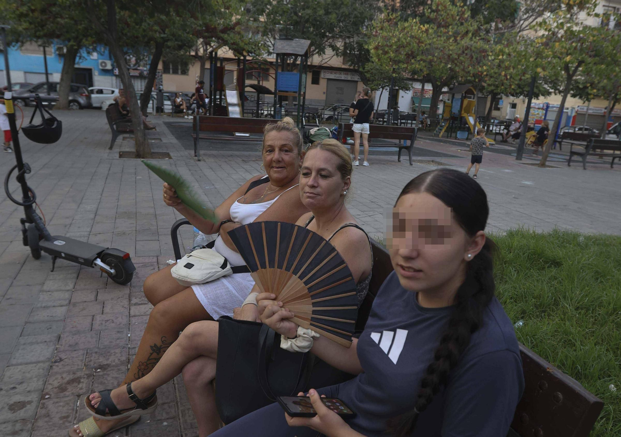 Las familias y vecinos llenan los parques de Carolinas y del Pla durante las noches de verano