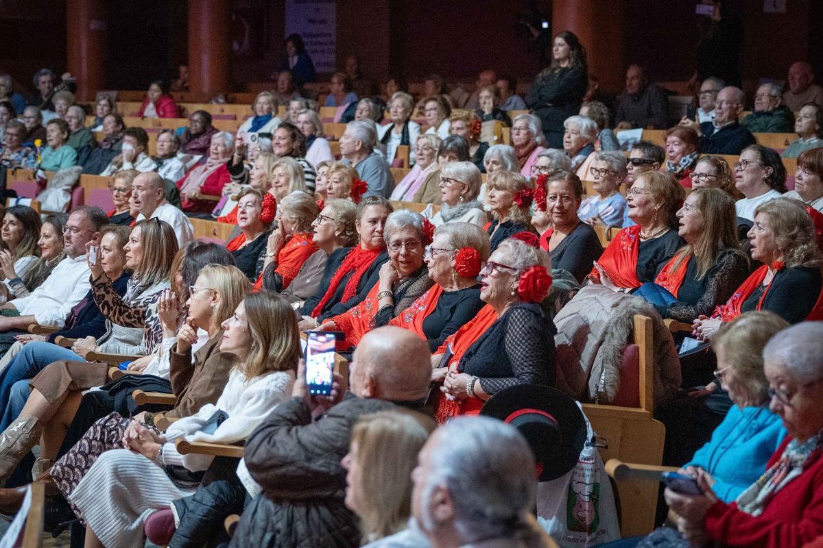 Baile y muchos villancicos para los mayores.