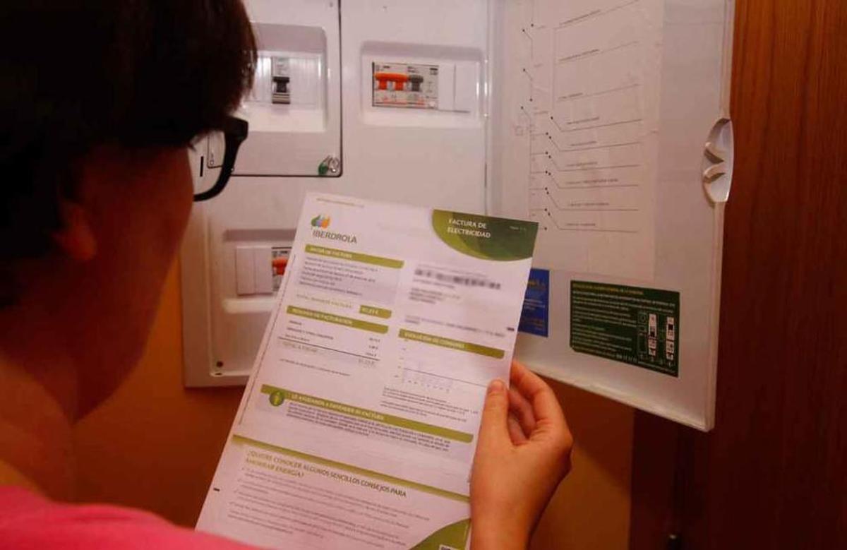 Una mujer consulta la factura de la luz.