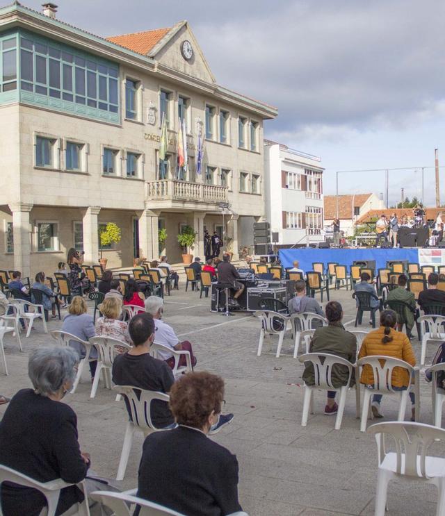 Una actividad delante de la casa consistorial de Vila de Cruces. | BERNABÉ