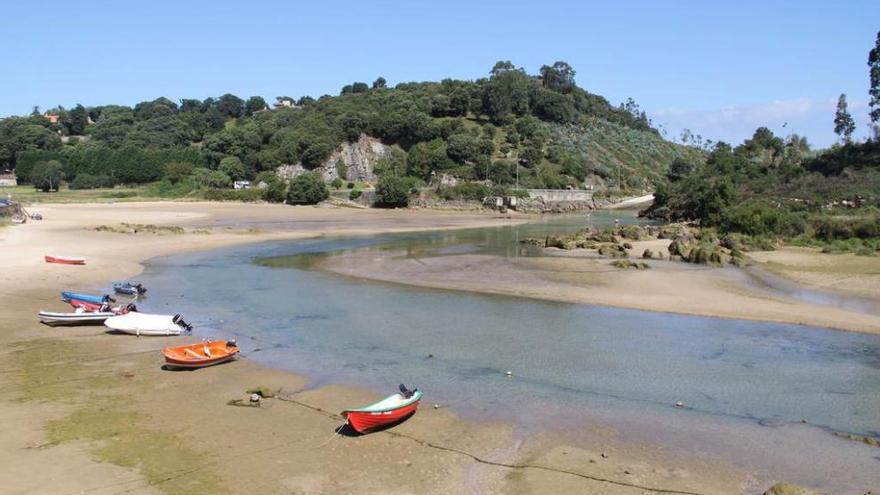 La playa y el puerto de Niembru, en Llanes.