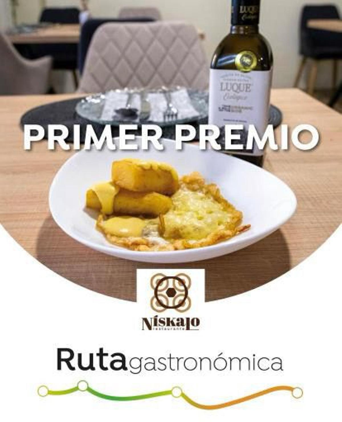 Plato ganador de la ruta gastronómica 'Córdoba Virgen Extra', junto a una botella de AOVE de Luque Ecológico.