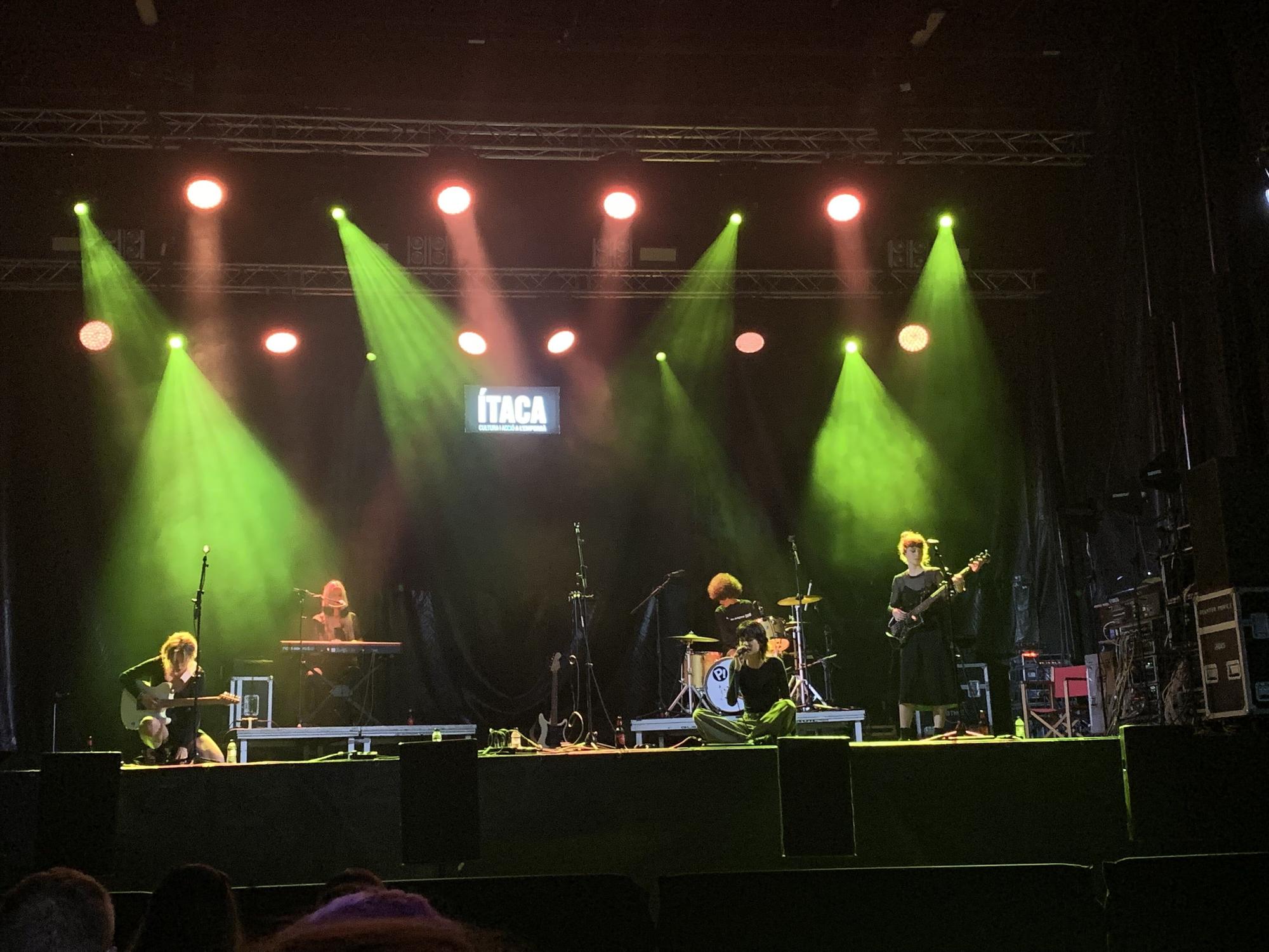 Natalia Lacunza i el públic gaudeixen al Festival Ítaca, a l'Escala