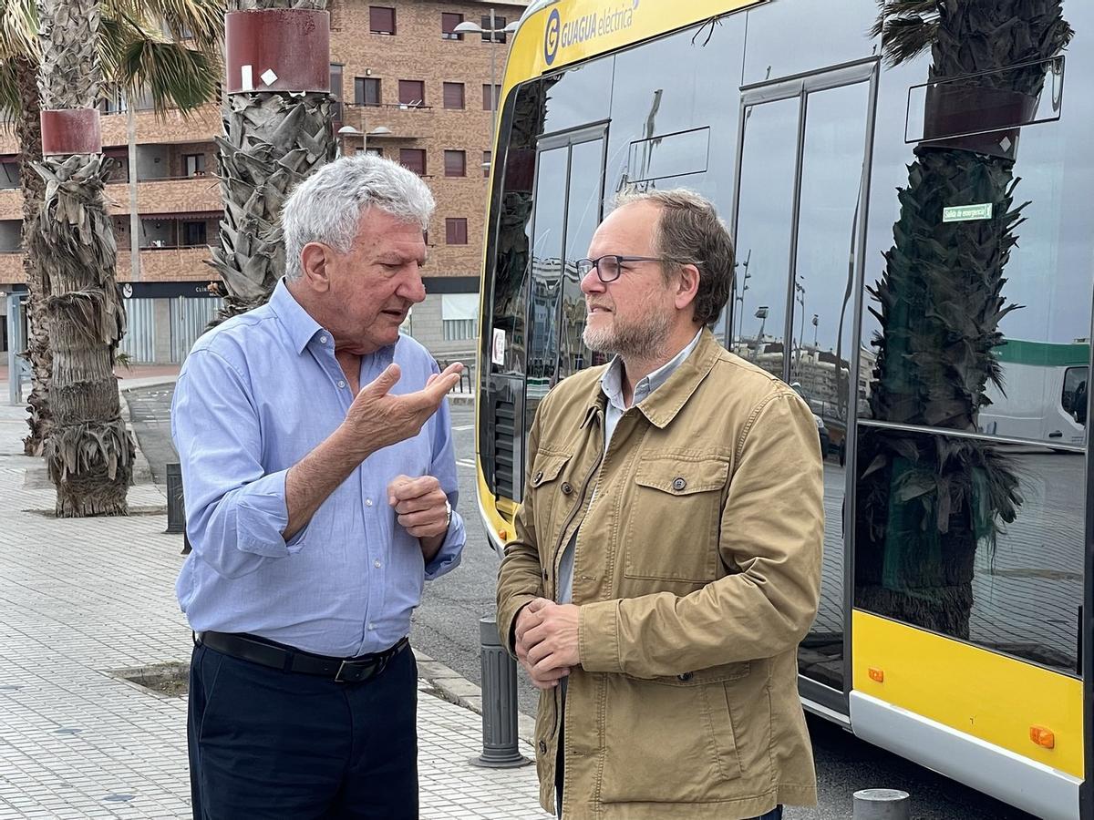 El candidato de Nueva Canarias a la Alcaldía de Las Palmas de Gran Canaria, Pedro Quevedo, de visita en Guaguas Municipales.