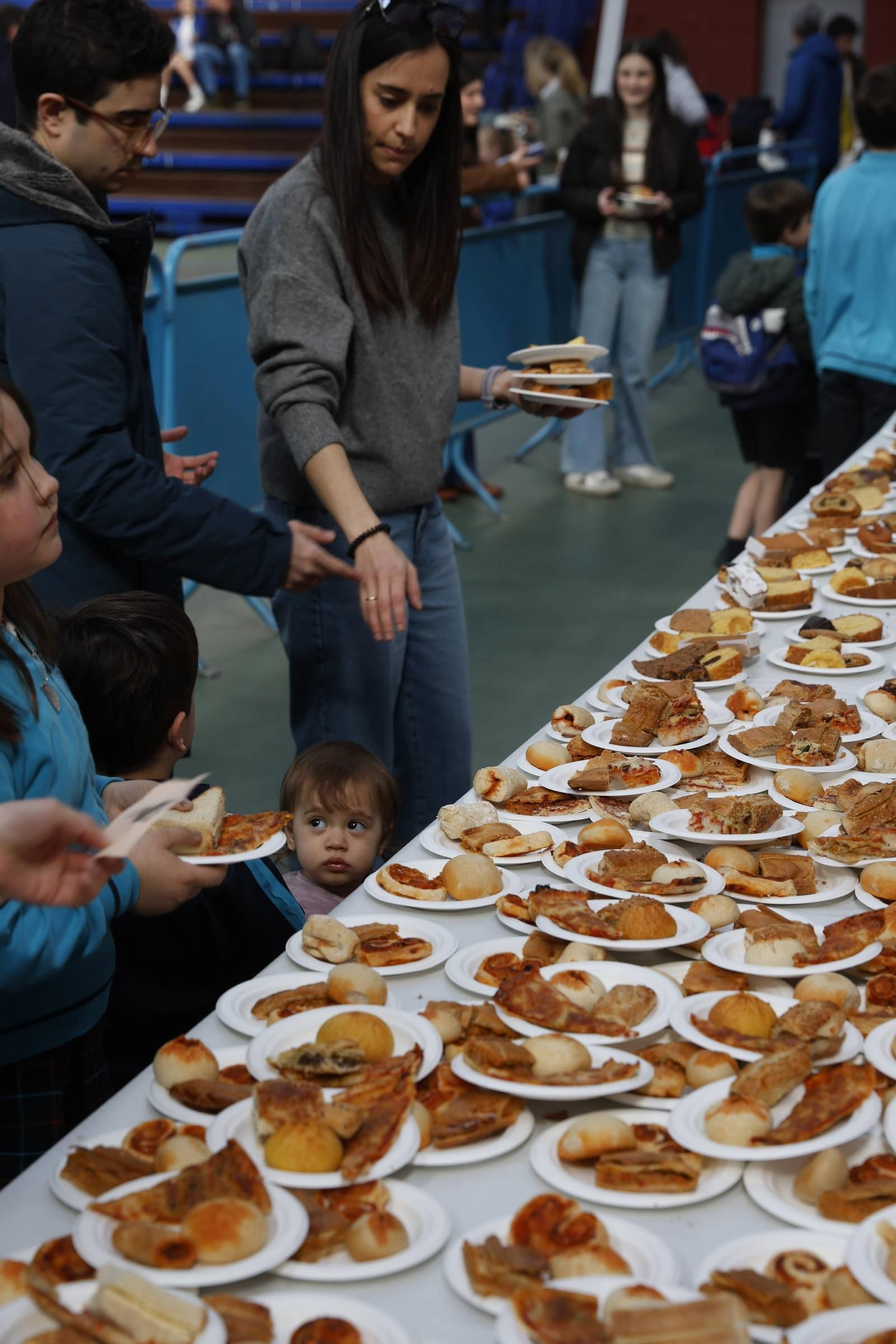 Así fue la merienda solidaria en los jesuitas de Gijón (en imágenes)