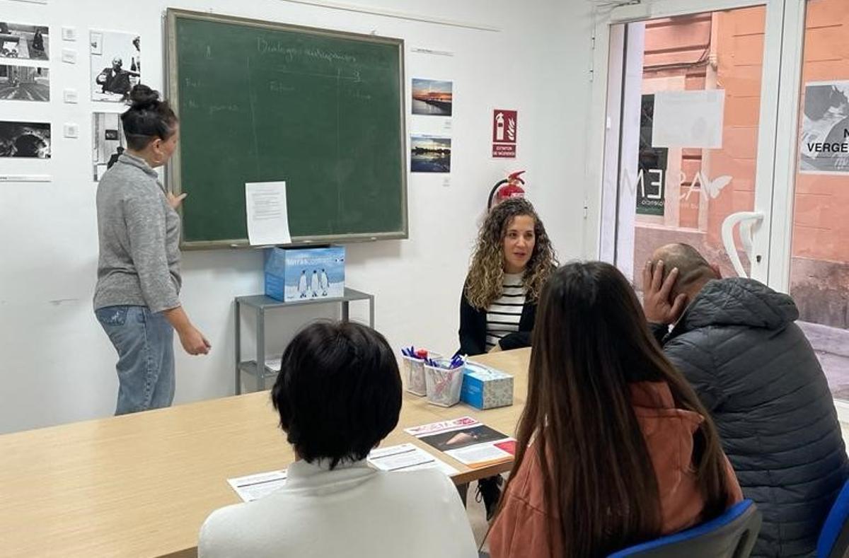 Profesionales de la asociación atendiendo a participantes del programa.