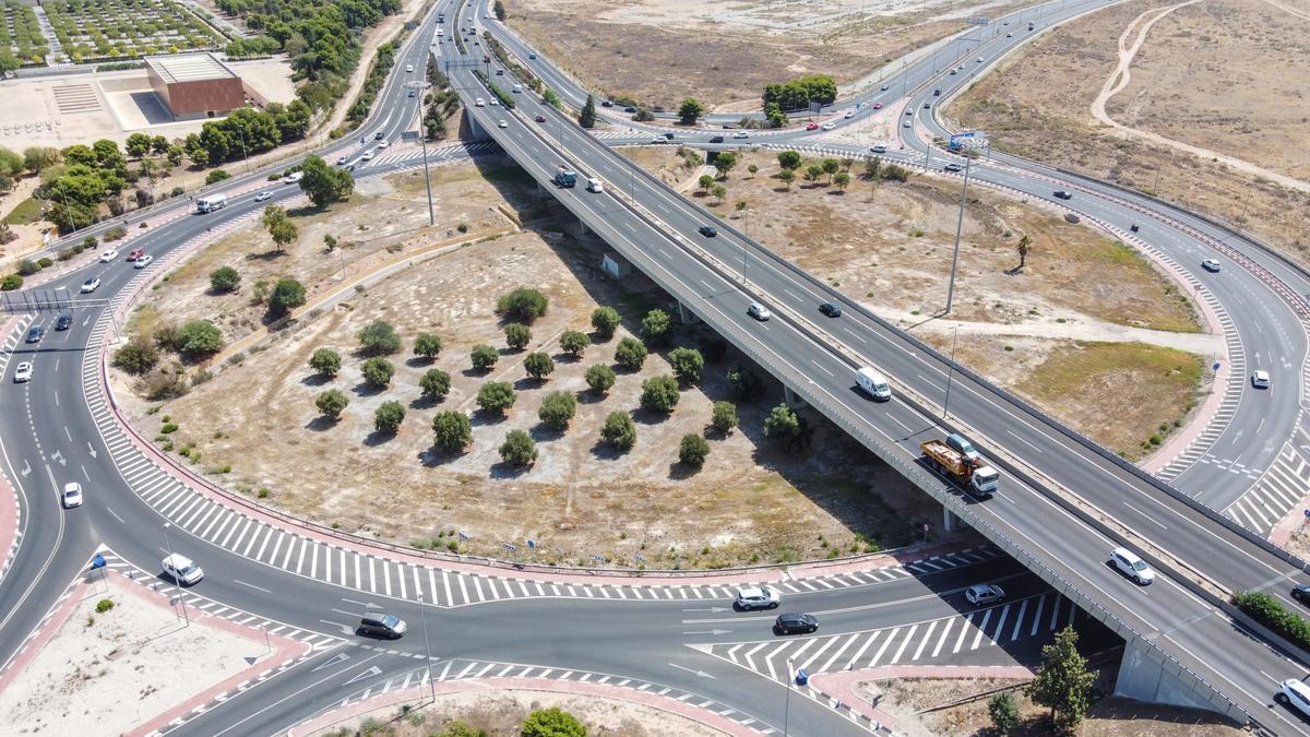 Enlace de la Universidad de Alicante en la A-70, que con frecuencia se encuentra saturado.