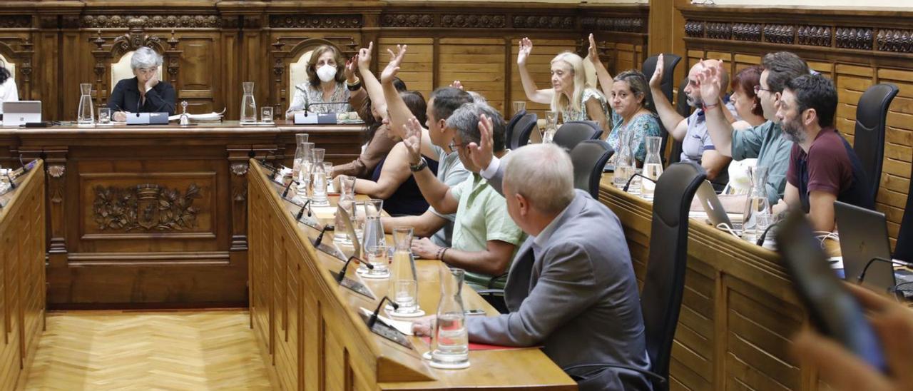 Los ediles del gobierno local, ayer, votando a favor en el Pleno extraordinario. | Ángel González