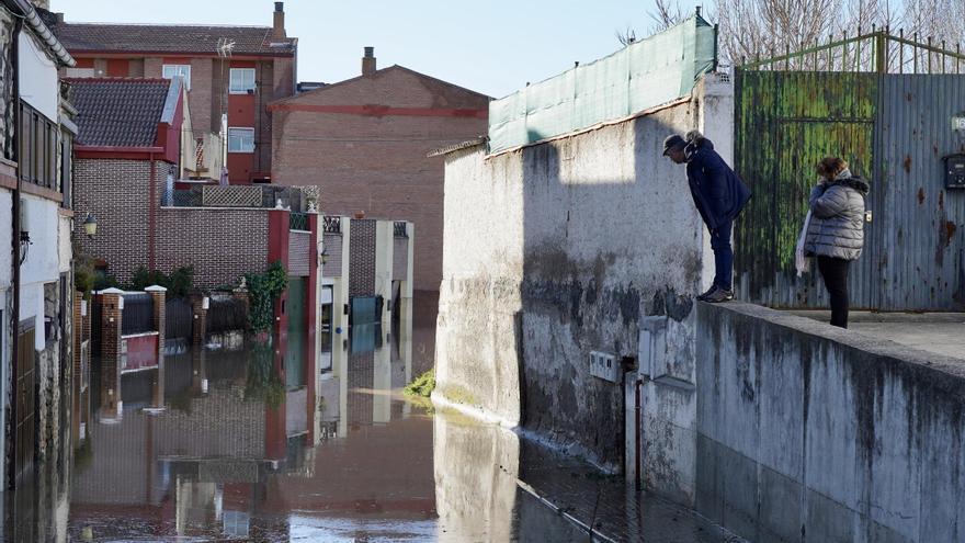 El desbordamiento del Cega afecta a 23 vecinos y diez viviendas en Viana (Valladolid)