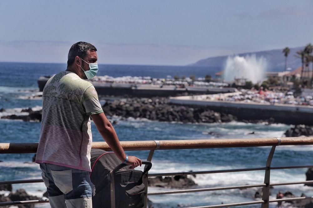 Gente con mascarillas, distancia social, fumadores