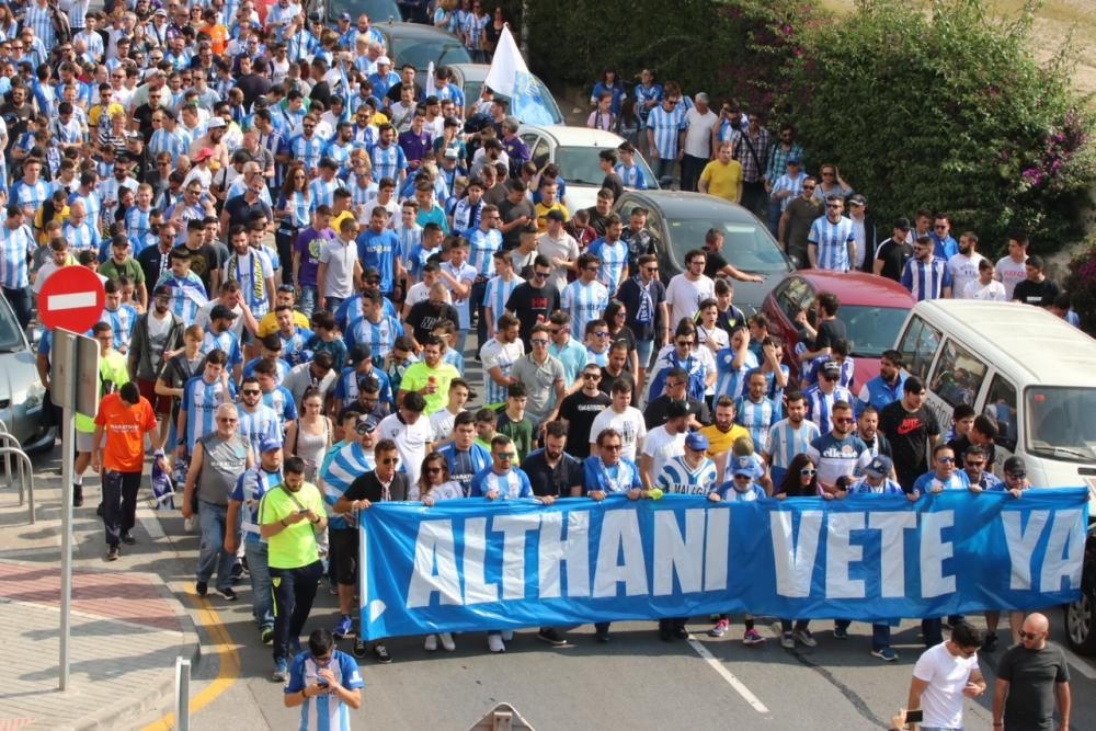 En torno a trescientos seguidores del equipo marchan desde la plaza de la Constitución hasta La Rosaleda portando la pancarta 'Por dignidad, Al Thani vete ya' y lanzando consignas contra el jeque y los jugadores y en favor del club