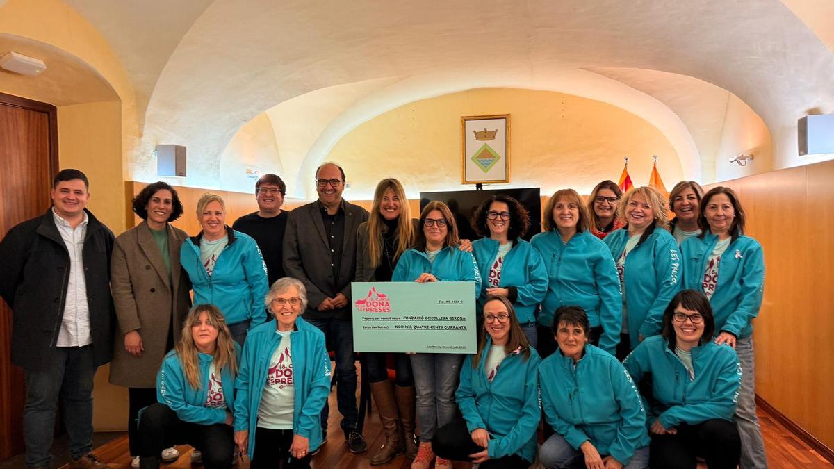 L'entrega del xec de la Cursa de la Dona de Les Preses.
