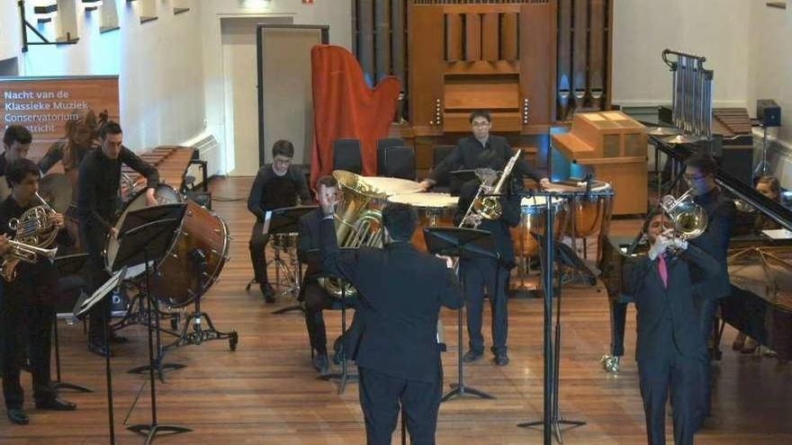 El instrumentista zamorano, a la derecha, en uno de sus conciertos con la Maasbrass Septet.