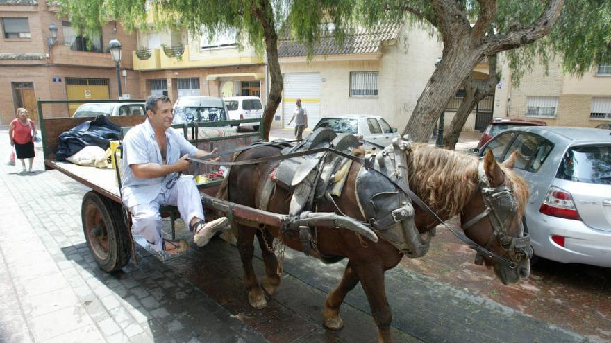 Manuel Guillem &#039;El gallo&#039; con su carro por las calles de Paterna