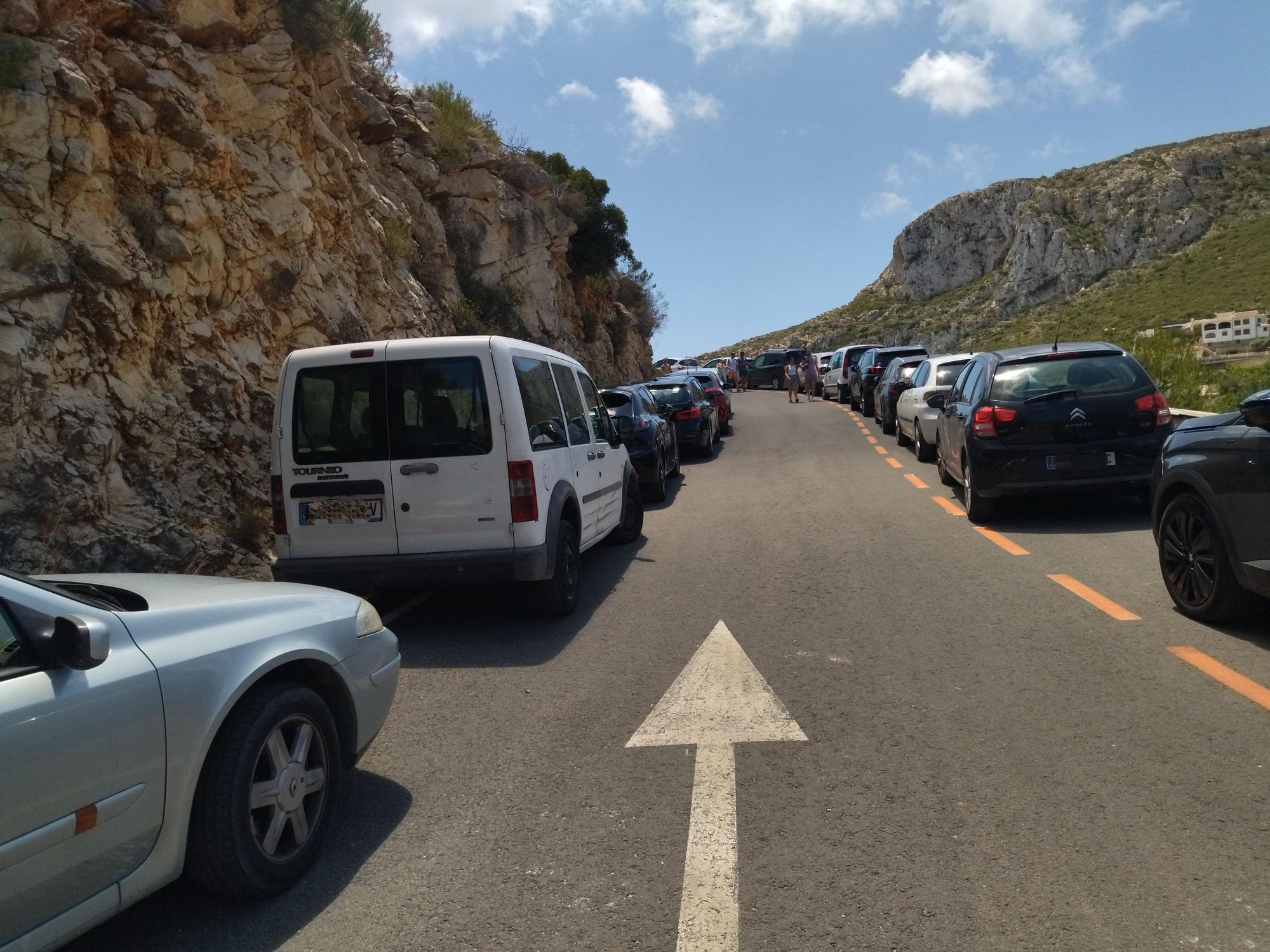 Tiempo de calas: ¿Más coches que bañistas en la Granadella y la Barraca de Xàbia?