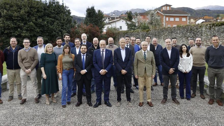 Por la izquierda, Santiago Solla (EASA), Alberto Armisén (Vervictech), Pablo Campo (DSP Solar), Noé Anes (InproEner), Ilia Fernández (Temper), Daniel Rodríguez, Pablo Suárez (MásNorte) y Adrián Beyebach (Inbiogas); en la fila intermedia, José Piloñeta (Vervictech), Javier Fernández Font (Alusin Solar), José Ángel Relucio (TAM Ingeniería), Guillermo Laine (MinesTech), José Luis Menéndez (Taxus Medioambiente), Tomás García Argüero (García Salgado Consulting), Ignacio del Río (Asturagua), Juan Jares (Cenza SC), Marcos Martínez (Rodmon Energy), Sergio Pelegry (Apsider); en primera fila (desde Ilia Fernández), Natalia Cobián (Aqlara), Iván Jares (Cimbra Ingeniería y DSP Solar), Tomás Fernández (alcalde de Ribera de Arriba), Javier Sáenz de Jubera (TotalEnergies), Juan José del Campo Gorostidi (Cordes), Juan Manuel González-Caballín (Universidad de Oviedo), Elisa Fernández (ATEI), Álvaro Rodríguez (ATEI) y Alejandro Baragaño (Veolia), posando en Soto de Ribera. | MIKI LÓPEZ