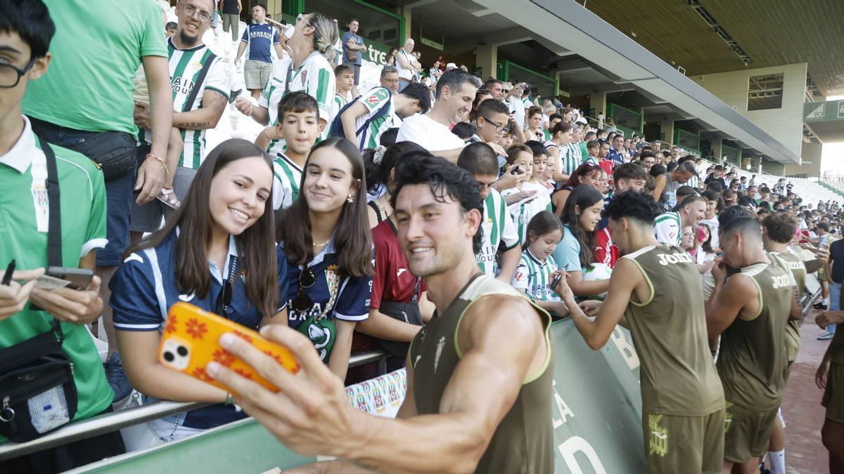 Jugadores del Córdoba CF se fotografían con aficionados al término del entrenamiento a puerta abierta celebrado en El Arcángel.
