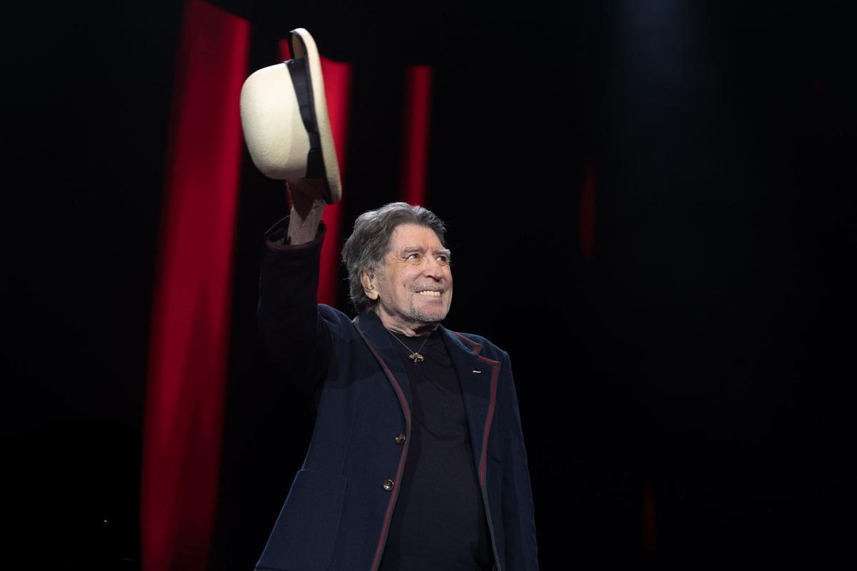 El cantante Joaquín Sabina, durante su concierto en el Movistar Arena, a 30 de noviembre de 2025, en Madrid (España). Joaquín Sabina ofrece este último concierto de su carrera como parte de su gira de despedida "Hola y Adiós". 30 NOVIEMBRE 2025 Ricardo Rubio / Europa Press 30/11/2025. JOAQUIN SABINA;Ricardo Rubio;category_code_sho