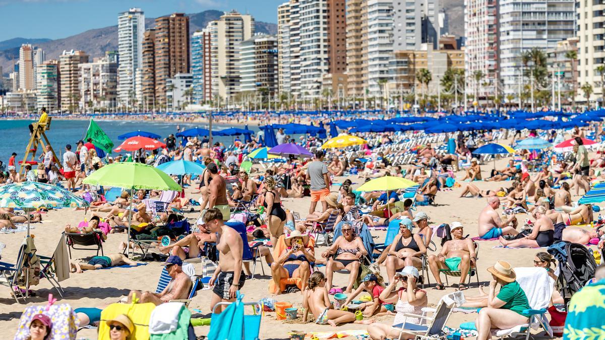 Turistas en una playa de Benidorm este Martes Santo