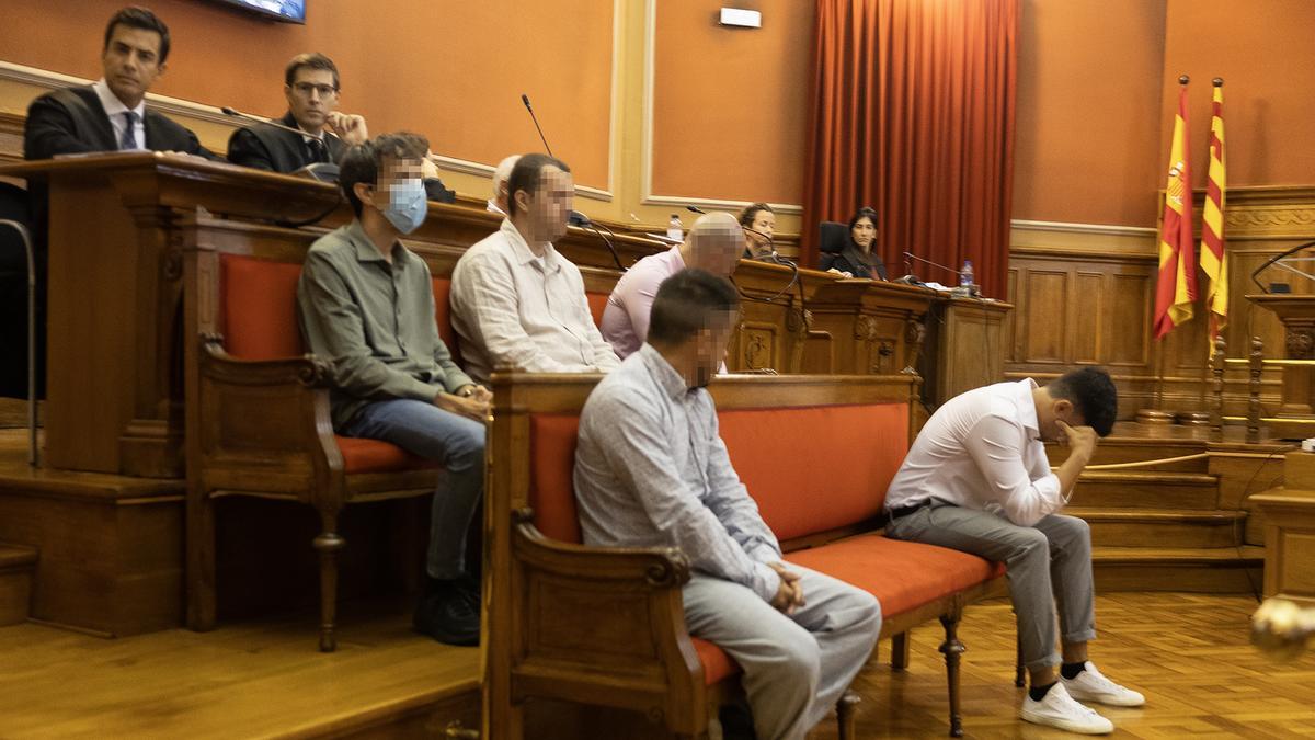 Los miembros de la 'manada' de Castelldefels pactan penas de hasta ocho años y piden salir en libertad