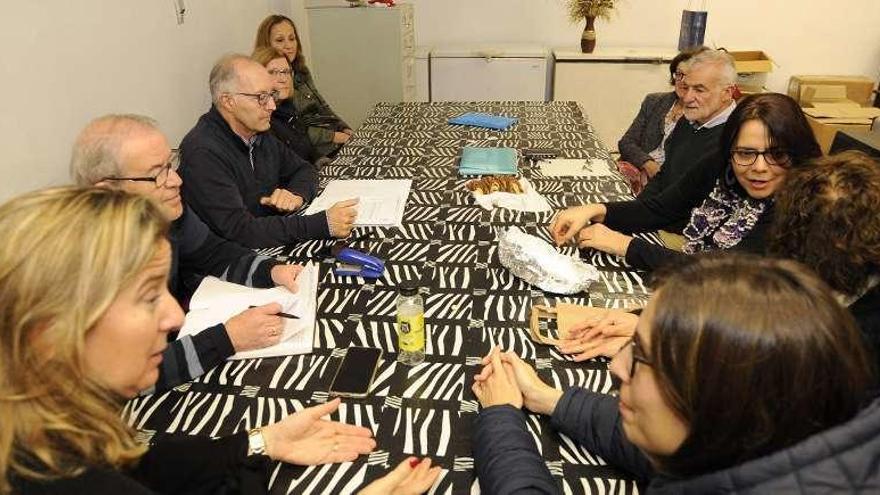 Asistentes a la asamblea de O Mencer celebrada ayer. // Bernabé/Javier Lalín