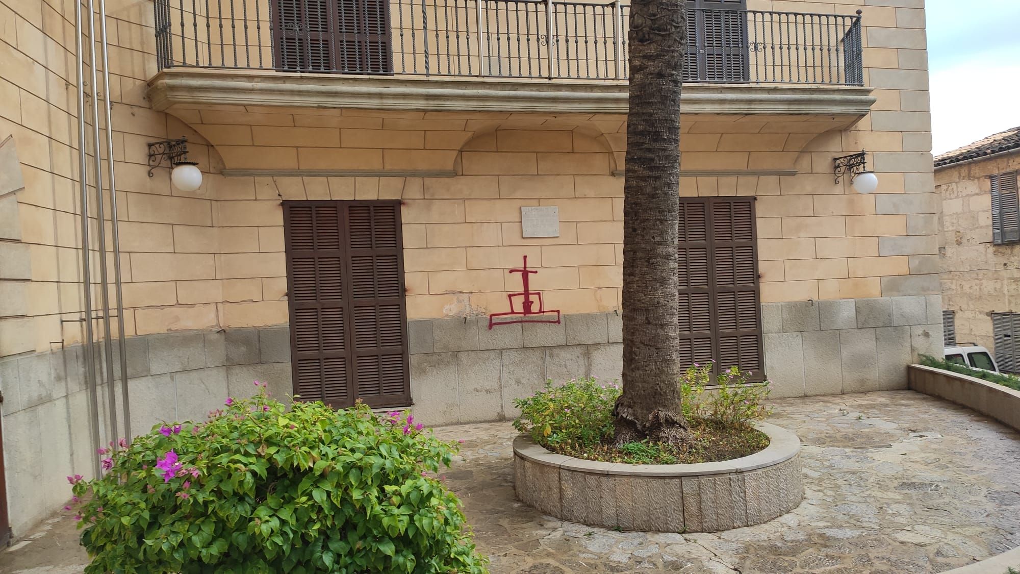 Pintada en el ayuntamiento de Son Servera por la retirada de la Cruz de los Caídos