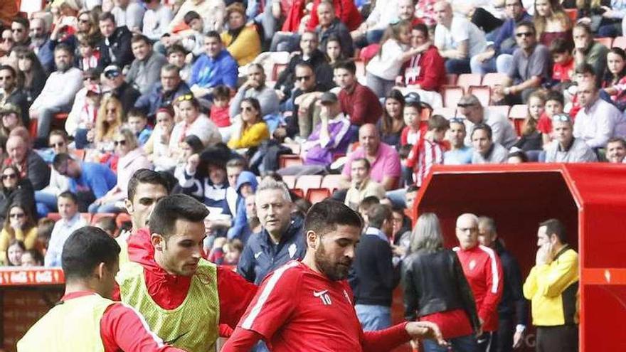 Carmona, presionado por Isma López y Nano Mesa, en un momento del entrenamiento celebrado ayer en El Molinón.