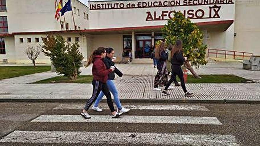 1. Los alumnos de Trilema posan en el gimnasio del centro. 2. Los niños de la Medalla Milagrosa llegan a la Plaza Mayor con diferentes carteles. 3. Los estudiantes del Sagrado Corazón de Jesús salen al patio. 4. El Corazón de María organizó un concierto de música. 5. El IES Alfonso IX volvió a cumplir con su carrera solidaria. 6. Profesores y alumnos del Divina Providencia bailan en una de sus aulas. 7. Los más pequeños del colegio Nuestra Señora del Rocío decoran las paredes. 8. Los alumnos del colegio Amor de Dios de Toro posan en su patio.  J. L. F., E. F y N. R.