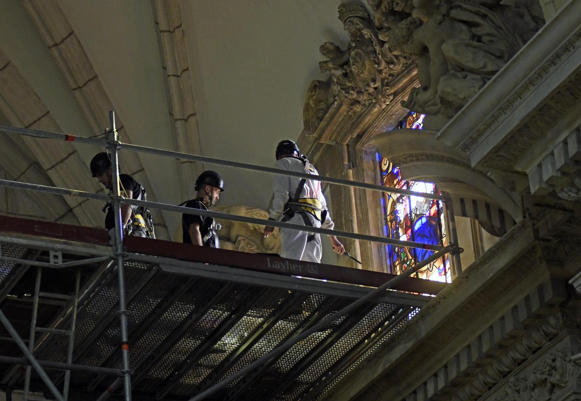 Así han instalado las vidrieras de San Pedro y San Pablo en la Catedral de Murcia