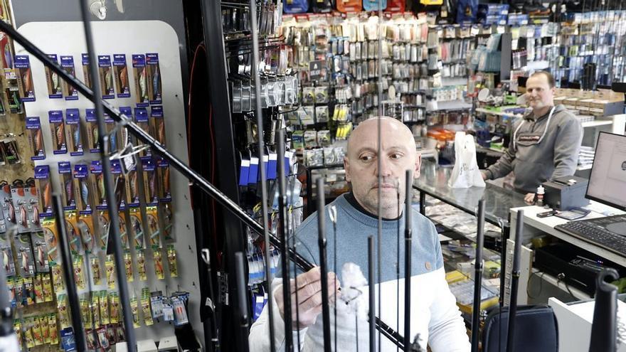 Tiendas de pesca de Galicia apuran las ventas ante la inminente apertura de la temporada de río: "Esta semana es una fiebre"