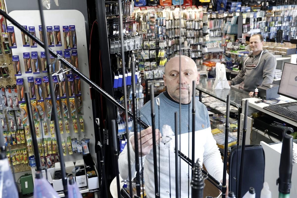 Ángel M. Barca, de Pescabarca, en Bertamiráns, atiende a un cliente