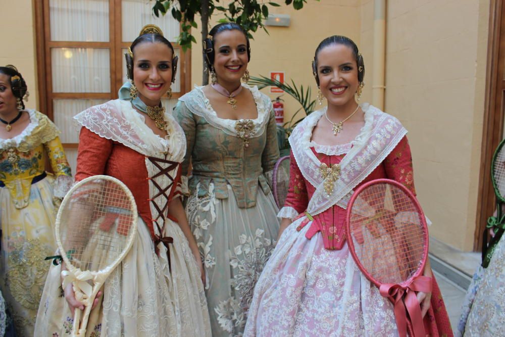 Tres generaciones de falleras en la Batalla de Flores